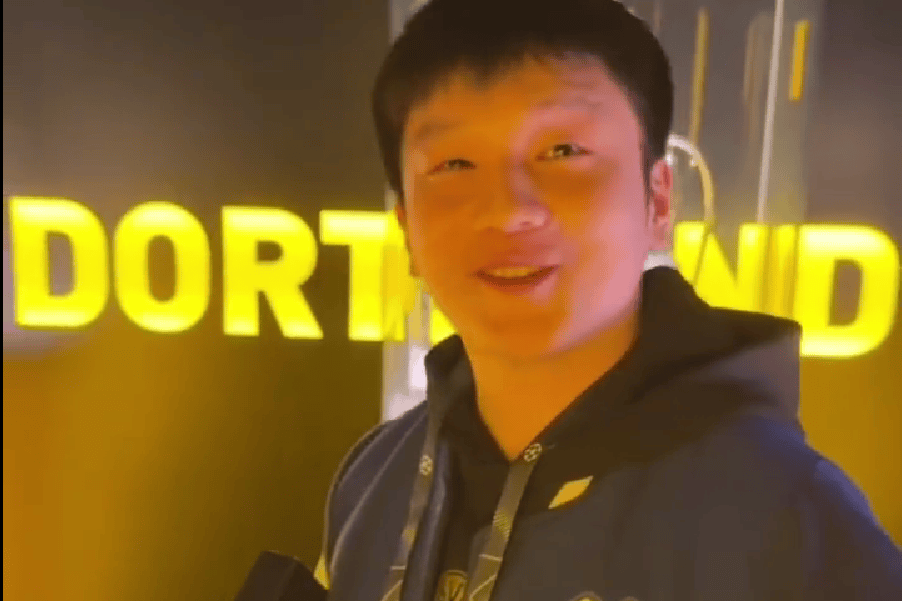 笑喷!波尔带樊振东参观多特荣誉室,东哥看到冠军眼睛亮了:每个都喜欢!